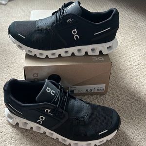 On Cloud 5 Black | White 8.5 NWT
